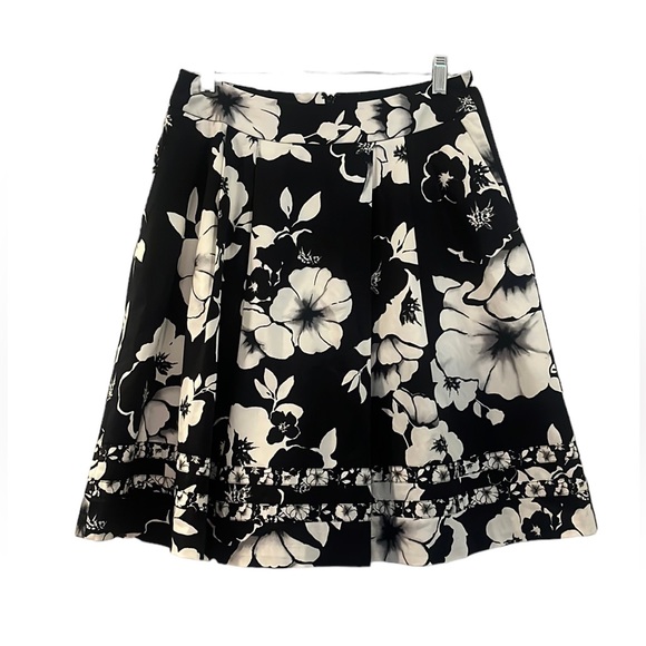 White House Black Market Dresses & Skirts - WHITE HOUSE BLACK MARKET FLORAL A-LINE PLEATED SKIRT BLACK WHITE SIZE 4